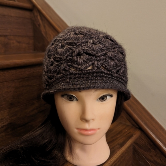 Purple artisan hand knit hat woman's floral design - Picture 3 of 7